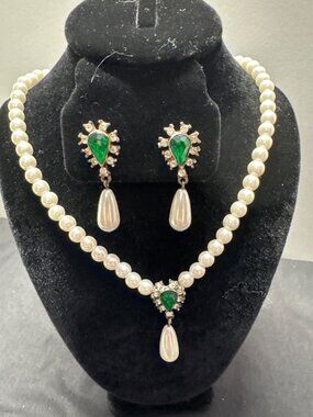Pearl Necklace & Earring Set With Green Gemstone & Drop Accents – Elegant Statem